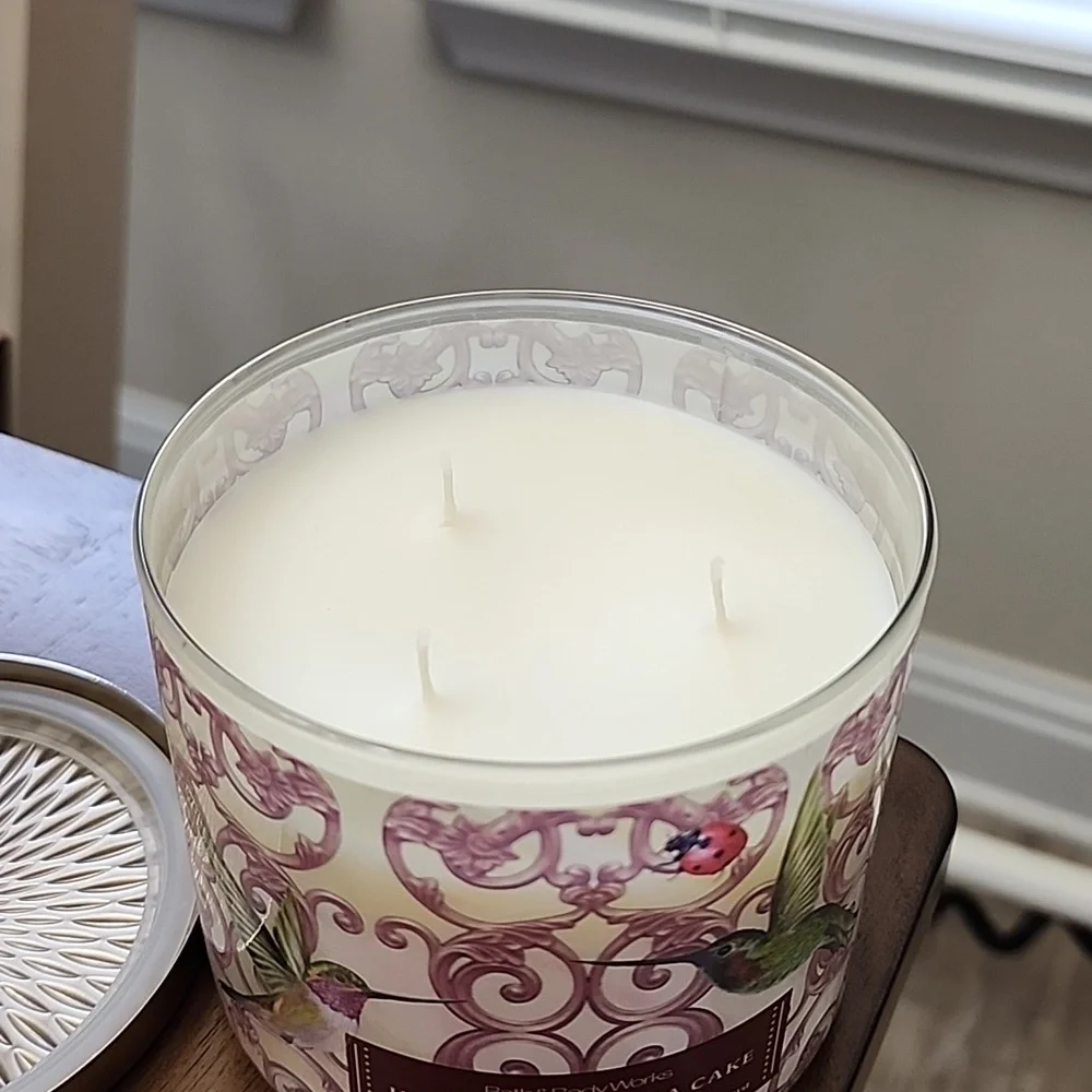 Bath & Body Works Hummingbird Tea Cake Candle - Picture 2 of 2